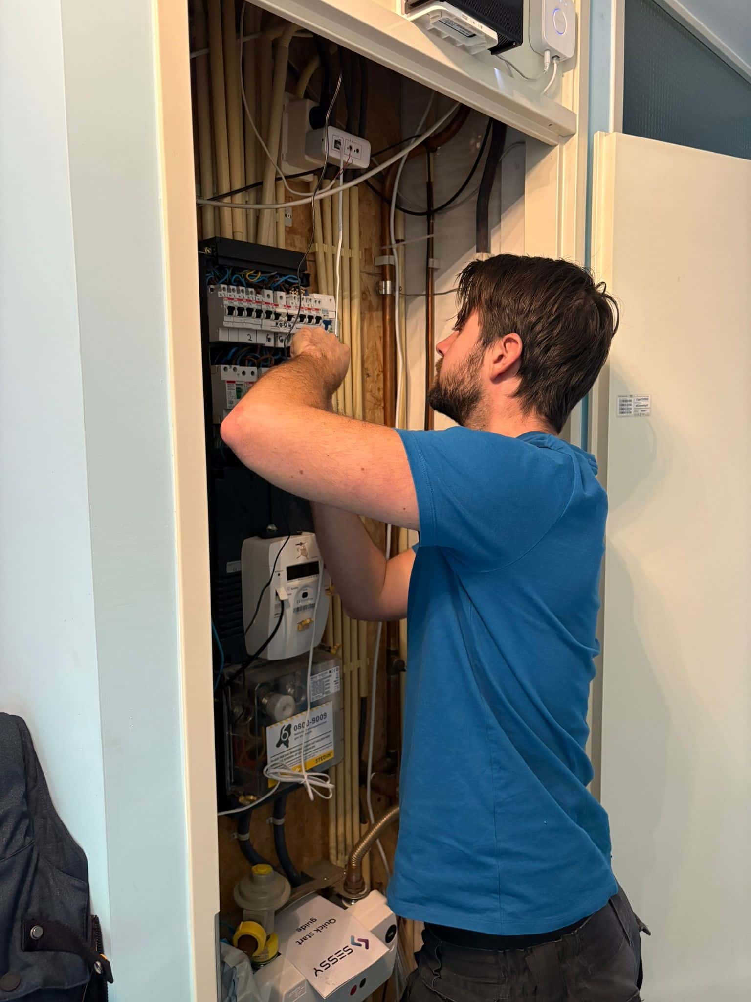 Monteur van S&S Dienstverlening werkt in een meterkast aan de groepenkast